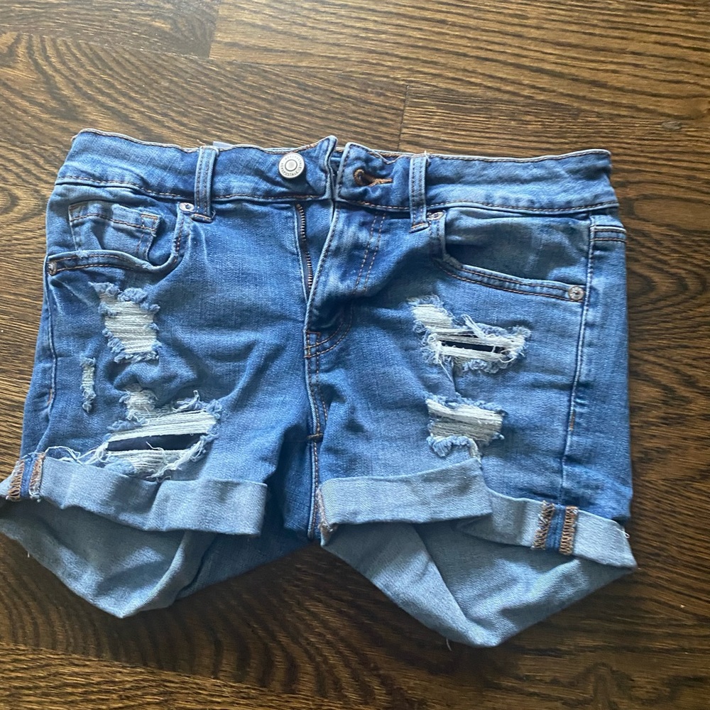 Aeropostale women’s jean shorts size 6- medium wash